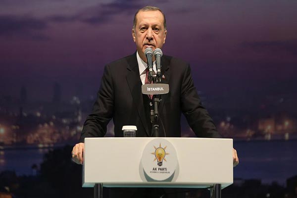 إردوغان يدافع بمرارة عن الدوحة والقرضاوي