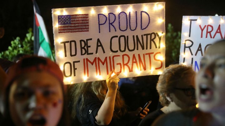 ترامب توقع عرقلة القضاء لمرسومه حول الهجرة