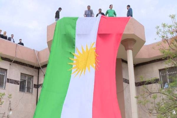 أكراد يرفعون علم اقليم كردستان في كركوك