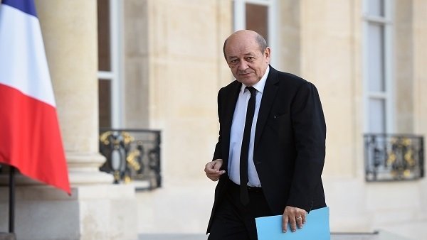 وزير الخارجية الفرنسي يصل إلى الجزائر في زيارة قصيرة