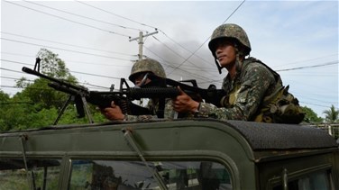 الجيش الفلبيني يرفع العلم في مراوي حيث تتواصل المعارك