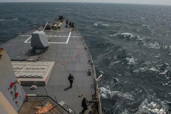 سفينة إيرانية توجّه شعاع ليزر باتجاه مروحية أميركية