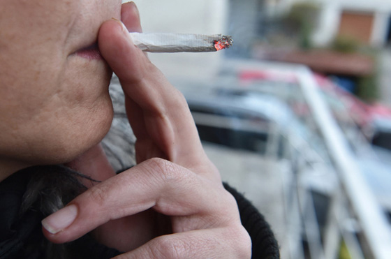السجن شهرًا لتونسي دخن سيجارة بحديقة محكمة