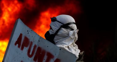 متظاهرون يحرقون مبنى تابعا للمحكمة العليا في فنزويلا