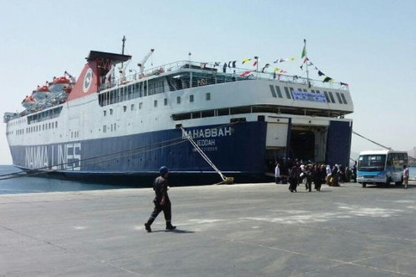 تعرض سفينة إماراتية لهجوم حوثي قبالة سواحل اليمن