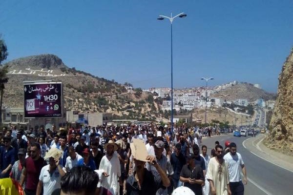 الآلاف يشيعون جثمان والد أحد معتقلي احتجاجات الحسيمة