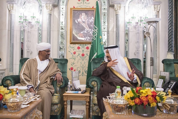 الملك سلمان خلال جلسة مباحثات مع الرئيس البشير