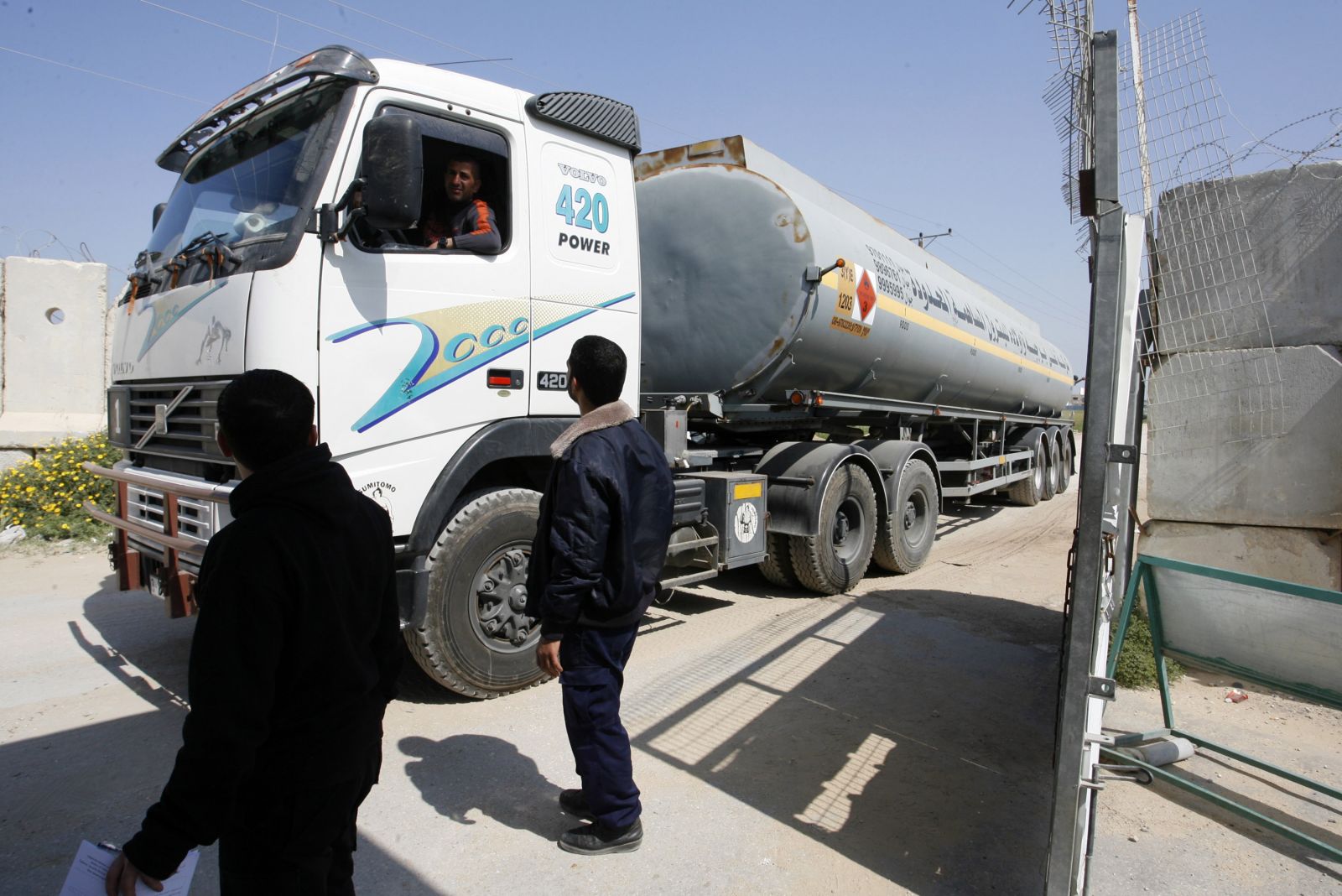 مصر تسمح بادخال وقود صناعي إلى غزة