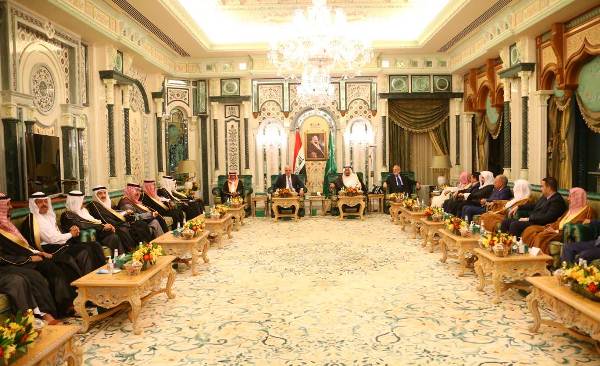 العبادي مجتمعا مع الملك سلمان خلال زيارته الى السعودية