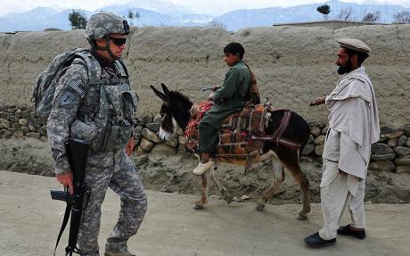 مقتل 8 حراس يعملون في أكبر قاعدة أميركية في أفغانستان