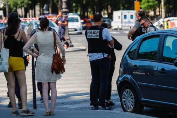 توقيف أربعة من أفراد عائلة منفذ محاولة الاعتداء في باريس