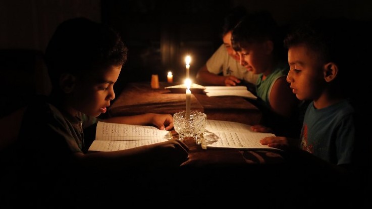 إسرائيل تبدأ بتخفيض امدادات الكهرباء لقطاع غزة