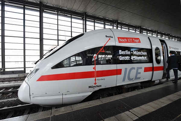 قطار فائق السرعة يقوم بأولى رحلاته من برلين إلى ميونخ