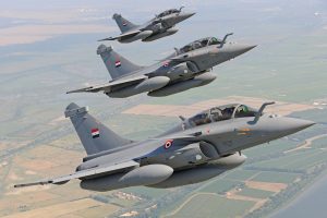 القوات الجوية المصرية تدمّر 12 سيارة تنقل أسلحة من ليبيا