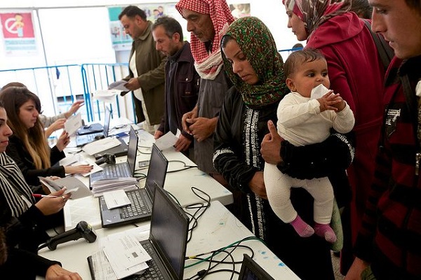 بطاقات مساعدات للاجئين سوريين تنعش عمل تجار لبنانيين