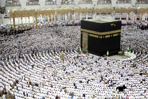 المسلمون يؤدون صلاة العيد في مكة المكرمة
