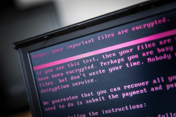 حاسب آلي يظهر رسالة تطلب الدفع لفتح بيانات الحاسب التي استولى عليها فيروس فدية