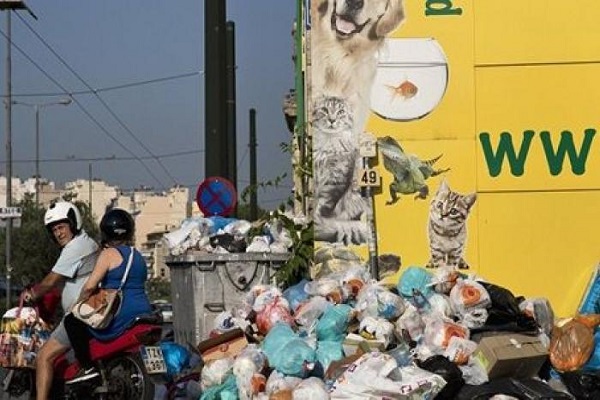 القمامة تملأ شوارع اليونان بعد إضراب جديد لعمال جمع النفايات