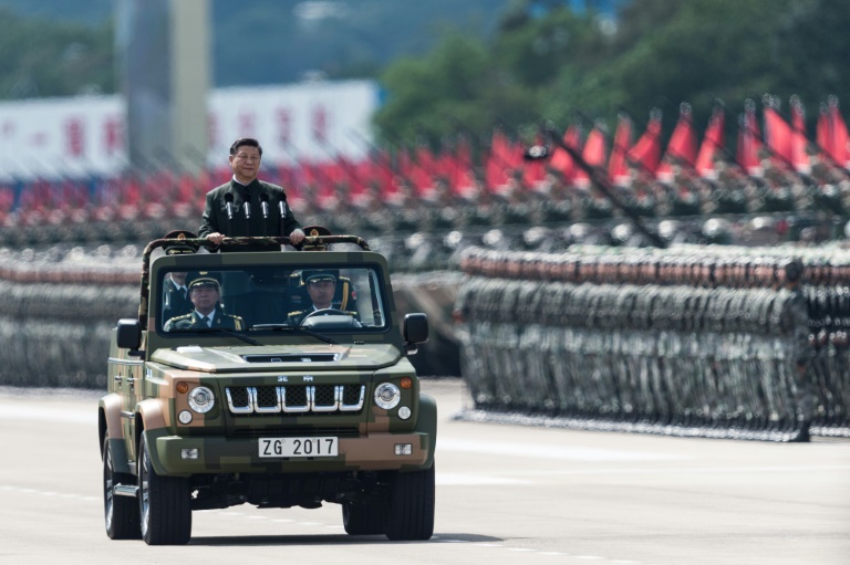 استقبال الرئيس الصيني في هونغ كونغ باستعراض عسكري ضخم