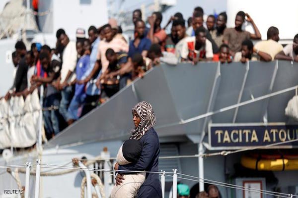 إيطاليا تهدد بإغلاق موانئها في وجه المهاجرين