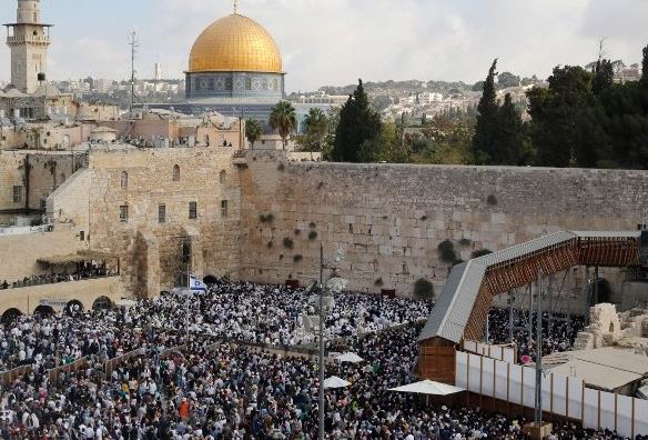 اسرائيل تتخلى عن خطة الصلاة المختلطة امام حائط المبكى