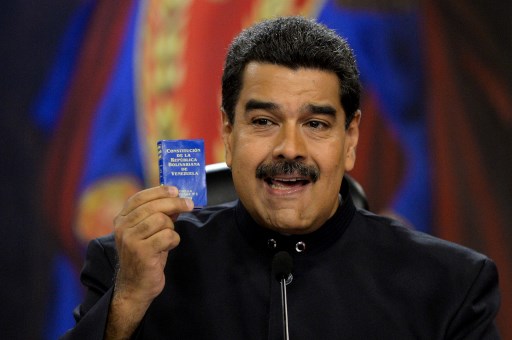 مادورو: مروحية تلقي 