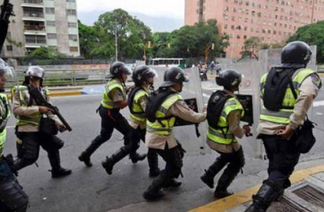 انصار السلطات الفنزويلية يقتحمون حدائق البرلمان