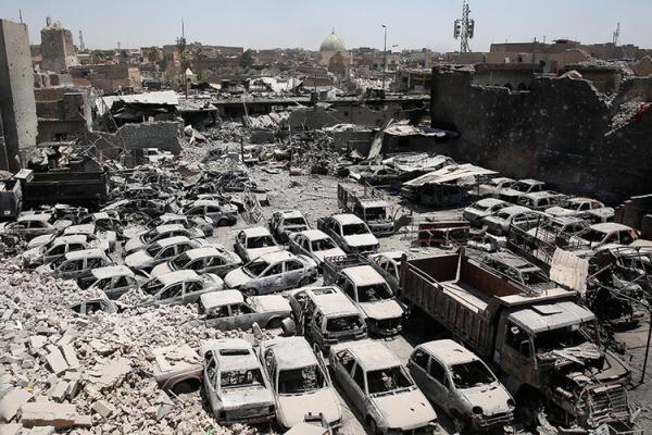عشرات الاحياء مع الجثث تحت الانقاض في الموصل