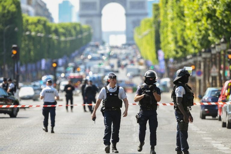 فرنسا تحصي مئة شخص لديهم تراخيص بحمل سلاح