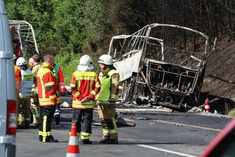 العثور على 11 جثة في هيكل الحافلة اثر الحادث في ألمانيا