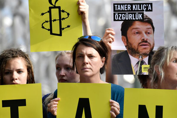 اعتقال مديرة مكتب (أمنستي) وناشطين في تركيا