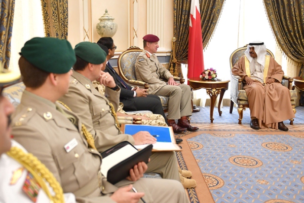 خليفة بن سلمان يحادث كبير مستشاري الدفاع البريطاني