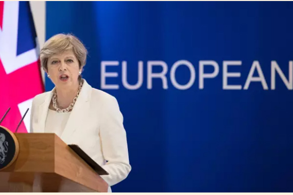 الفاينانشال تايمز: أوروبيون قلقون من وضعهم القانوني في بريطانيا