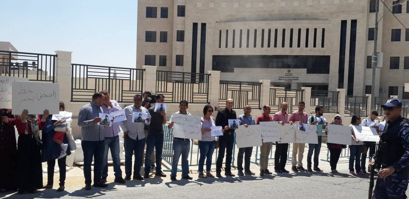 صحافيون فلسطينيون يحتجون على اعتقال زميلهم
