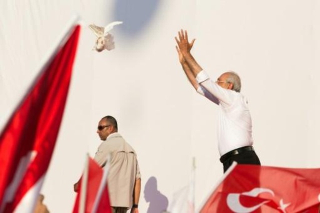زعيم المعارضة التركية يلتقى النائب المعتقل بعد 