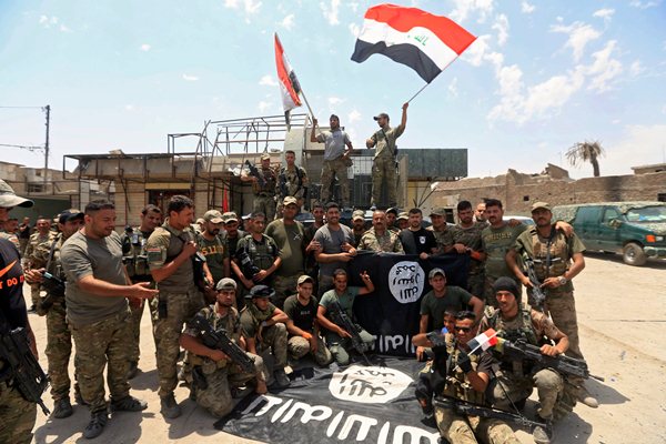 قوات عراقية ترفع علم بلادها وتنكس علم داعش في الموصل القديمة