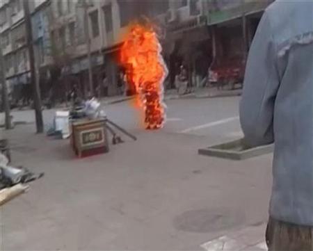 طالب من التيبت يضرم النار في نفسه بالهند وهو يهتف 
