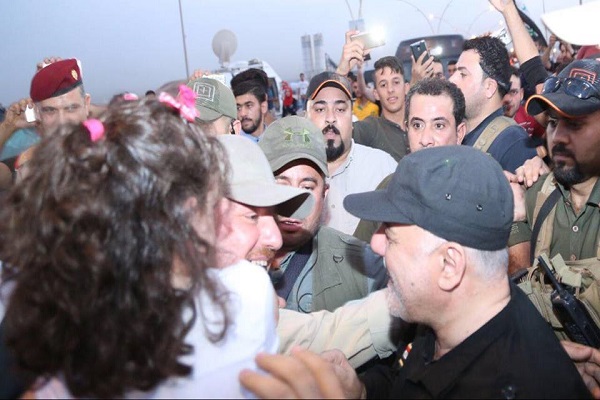 العبادي بين مواطني الموصل المحتفلين بالنصر