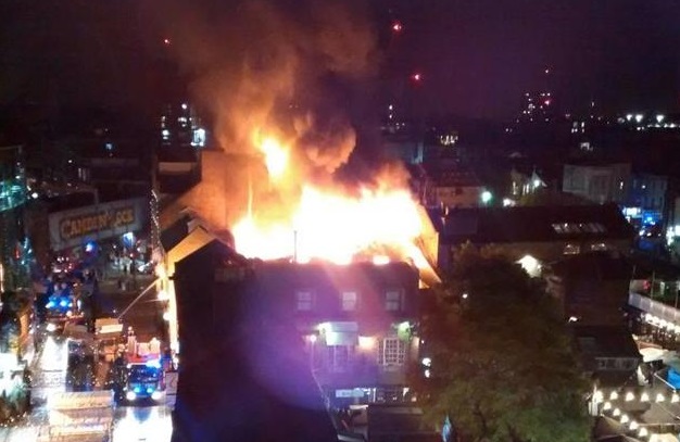 70 رجل إطفاء يكافحون حريقاً في سوق كامدن لوك الشهير في لندن