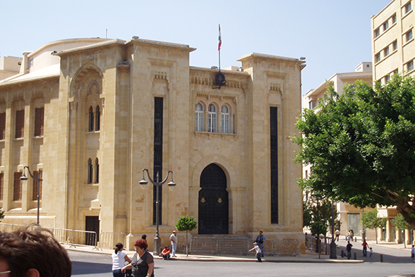 اللبنانيون يترقّبون بحذر جلسة إقرار سلسلة الرتب والرواتب