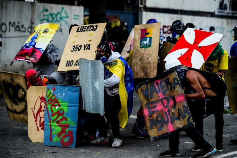 قتيلان من المتظاهرين واعتقالات في يوم الاضراب في فنزويلا