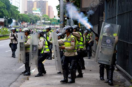 الشرطة الفنزويلية تطلق الغاز المسيل للدموع لتفريق معارضين