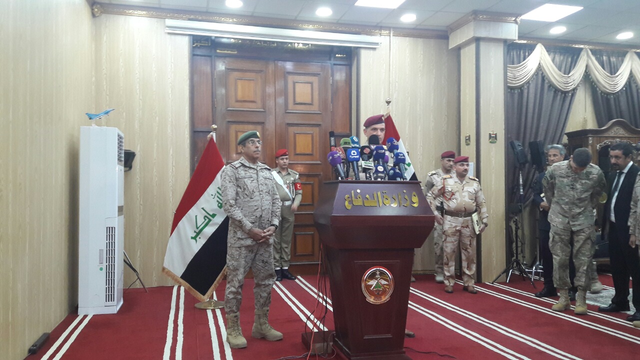 رئيسا الاركان العراقي والسعودي خلال مؤتمرهما الصحافي في بغداد