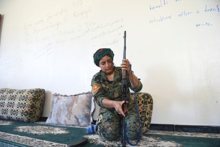 ايزيديات على خطوط القتال في الرقة انتقاماً من تنظيم داعش