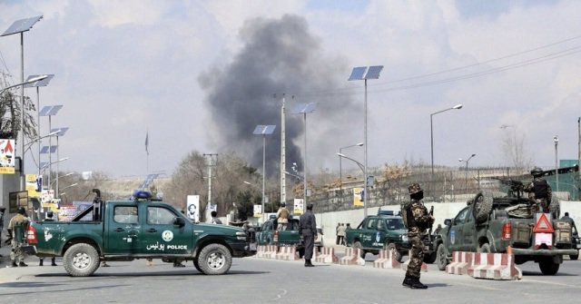 دخان يتصاعد من مبنى السفارة العراقية في كابول