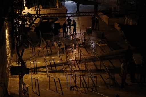 إسرائيل تقرر وقف استخدام أجهزة كشف المعادن عند مداخل الاقصى