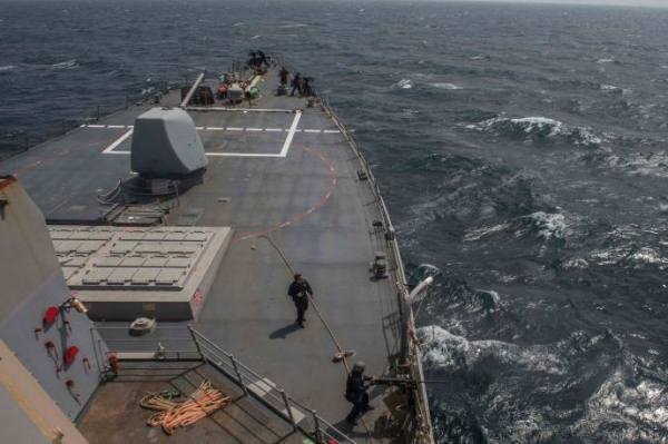 سفينة أميركية تطلق طلقات تحذير في اتجاه قارب إيراني