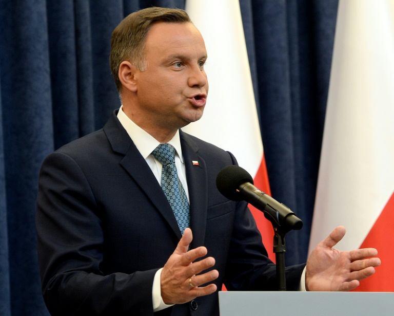 رئيس بولندا يستخدم حق النقض لرد تعديلات قانونية تمس القضاء