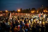 تظاهرات على ضوء الشموغ ضد تعديل النظام القضائي في بولندا