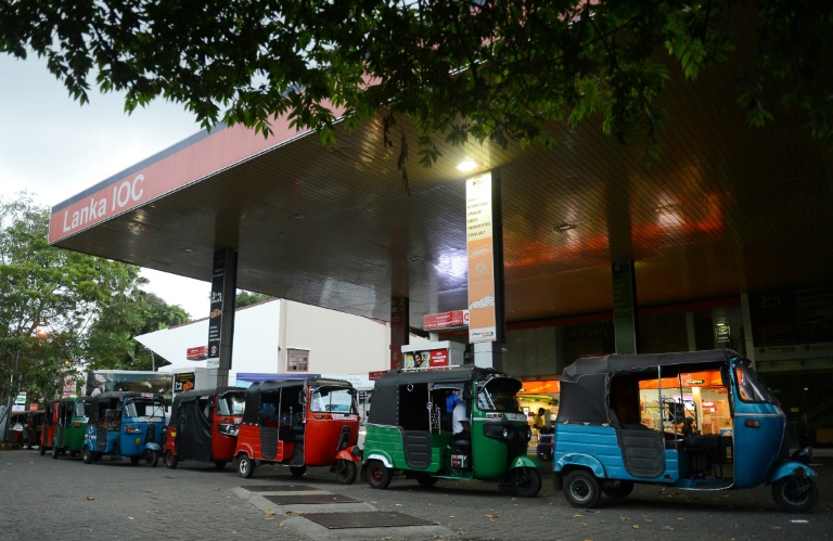 سريلانكا ترسل عسكريين لتوزيع الوقود بسبب إضراب عمال النفط